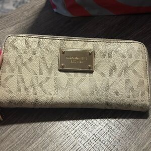 White MK wallet ✨